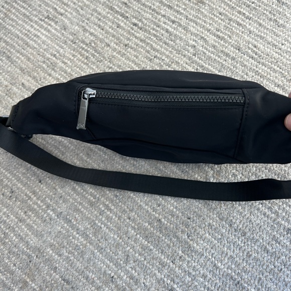 Alo Yoga Explorer fanny pack - Picture 5 of 10